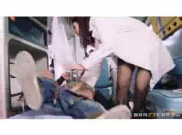 Busty Nurse Hét Lên Trong Khi Háng Cho Bác Sĩ Ưa Nhìn Này Kết Thúc Với Một Khách Hàng.