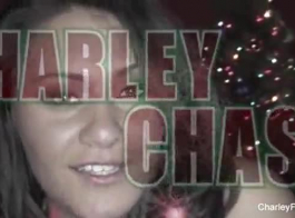 Charley Chase Đang Mặc Vớ Màu Trắng, Khiêu Dâm Trong Khi Cô Ấy Đang Bị Đứt Trong Phòng Khách.